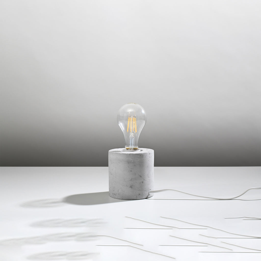 Lampe à poser Salgado en béton brut, cylindre à ampoule apparente, vue de profil