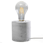 Lampe à poser Salgado en béton brut, cylindre à ampoule apparente, vue de face