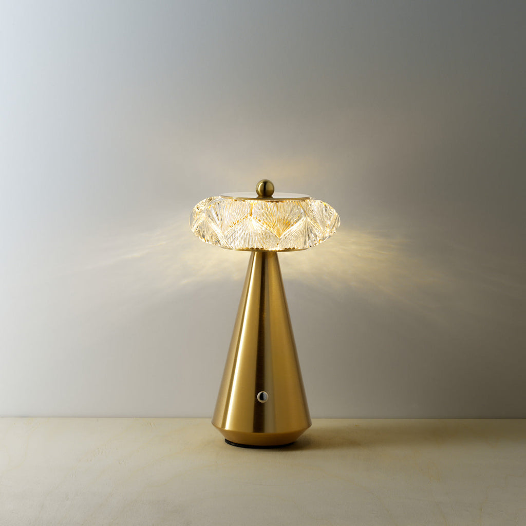 Lampe à poser sans fil Diamond Diva en métal facetté en situation