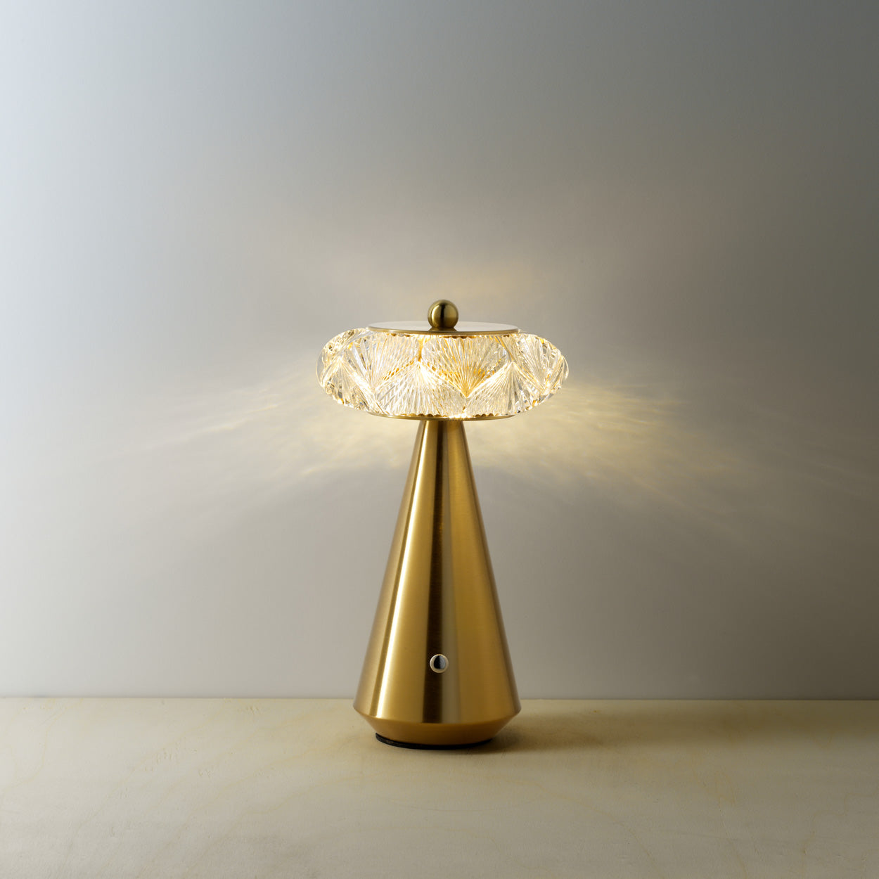Lampe à poser sans fil Diamond Diva en métal facetté en situation