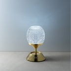 Lampe Glow Sinatra allumée en lumière froide devant un mur bleuté