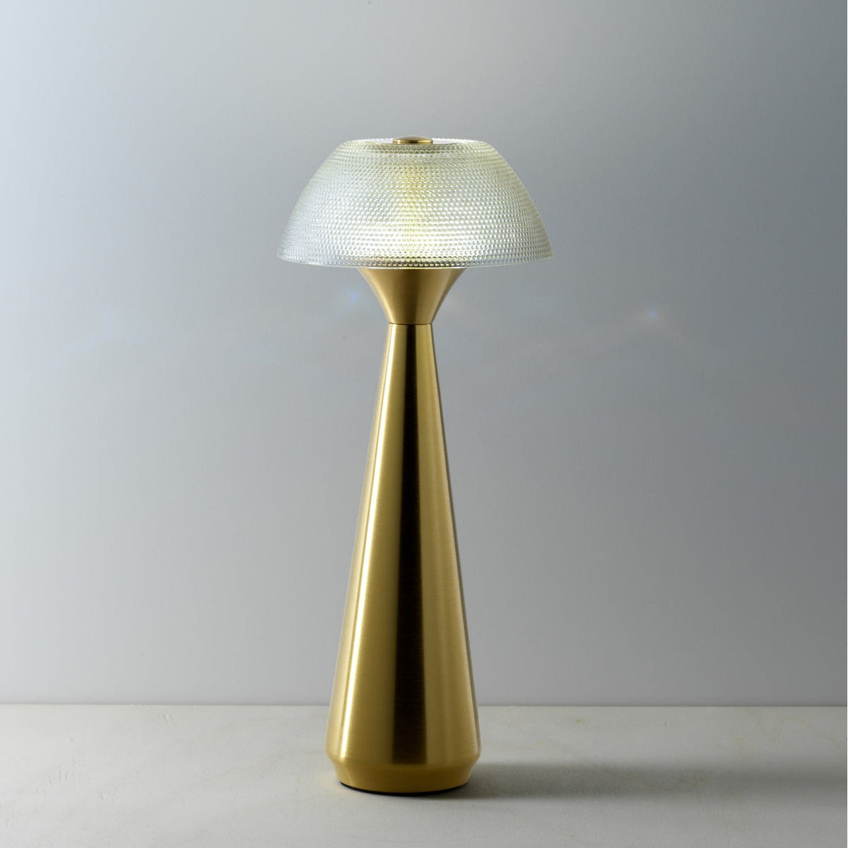 Lampe Mushlampio allumée en lumière neutre et sa coupole à relief pointillé