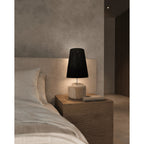 Lampe à poser en teck et raphia noir 55 cm en situation