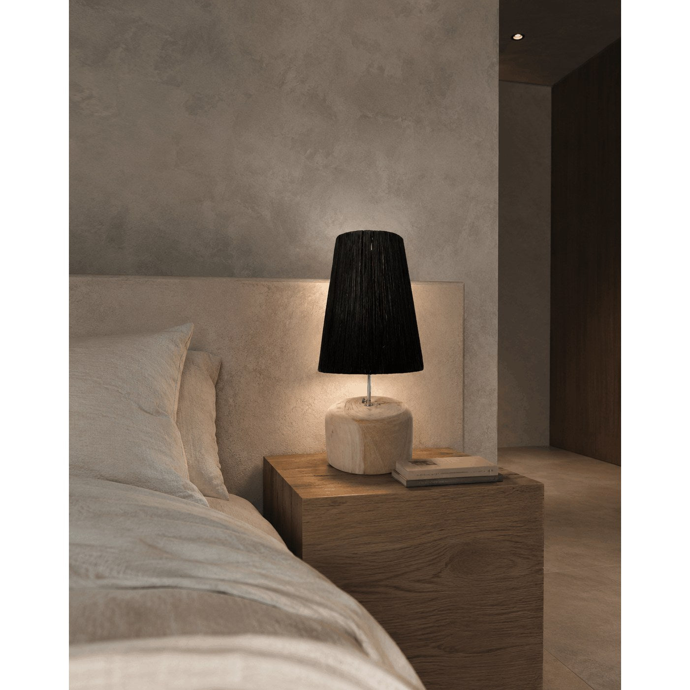 Lampe à poser en teck et raphia noir 55 cm en situation