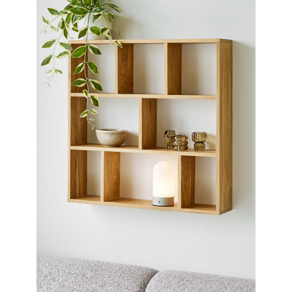 Lampe Ashford rechargeable posée sur étagère murale bois chêne intérieur naturel