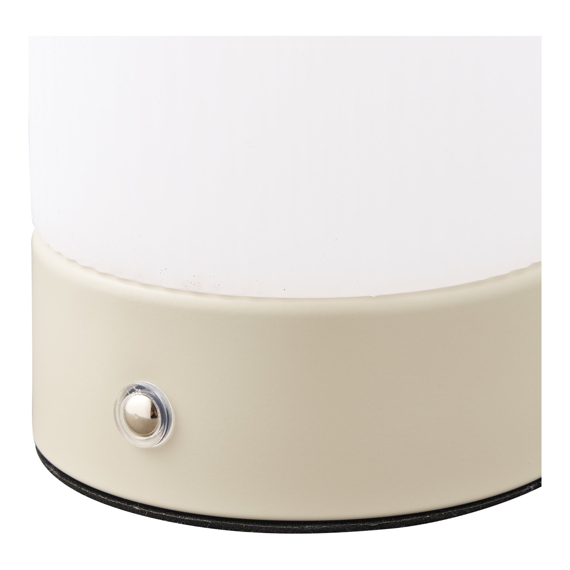 Détail bouton interrupteur chromé lampe Ashford base métal beige mat