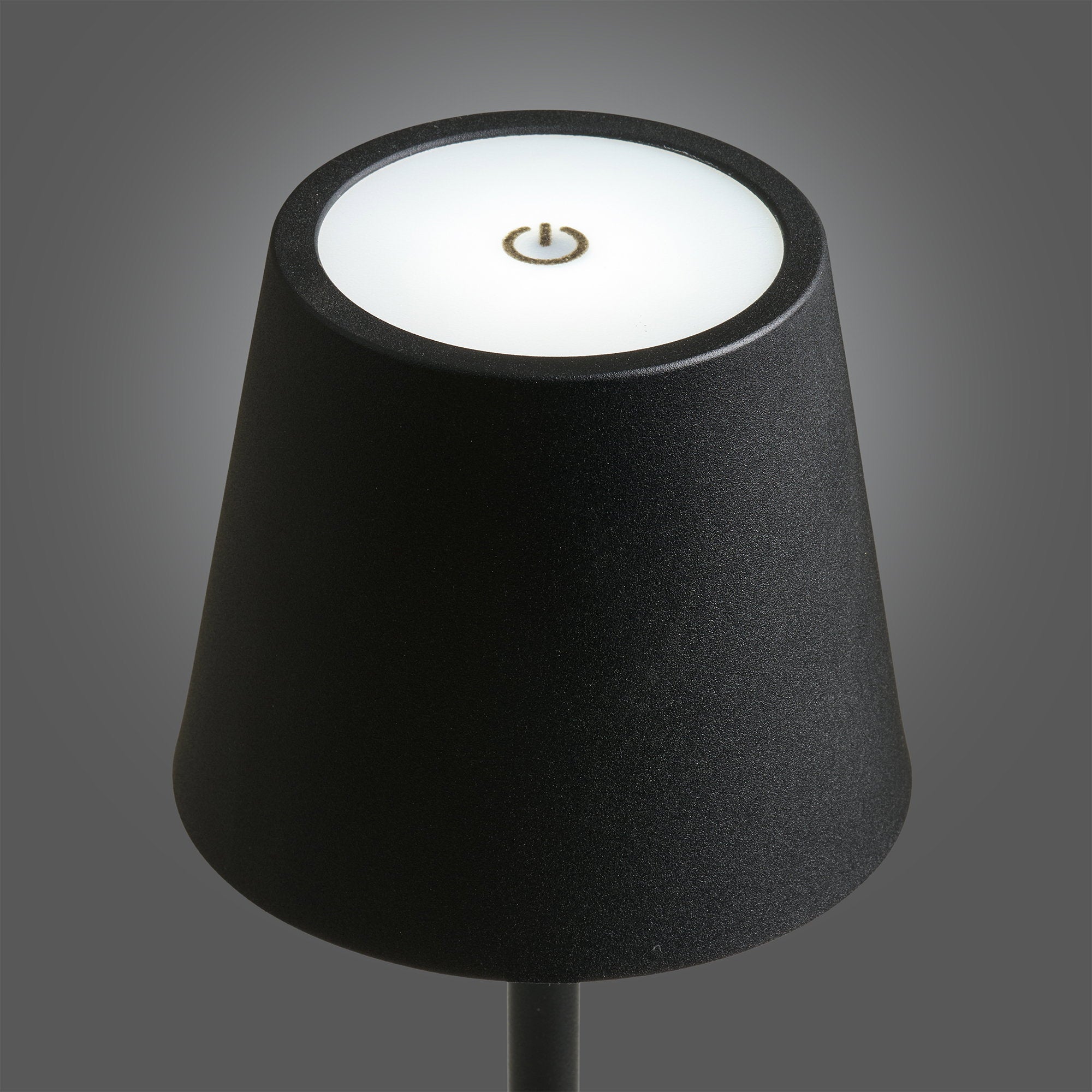 Lampe Bradford noire allumée premier niveau luminosité LED abat-jour conique