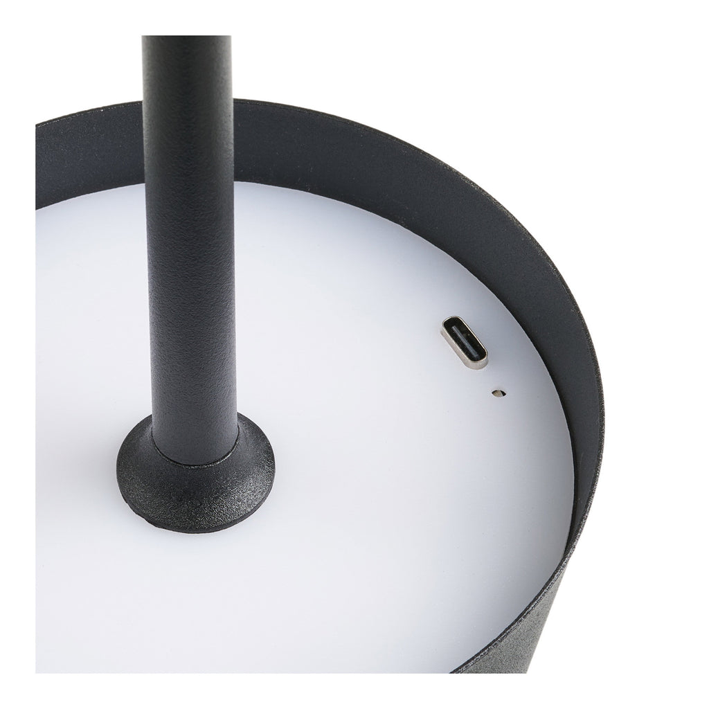 Détail port USB-C recharge lampe Bradford base carrée métal noir mat
