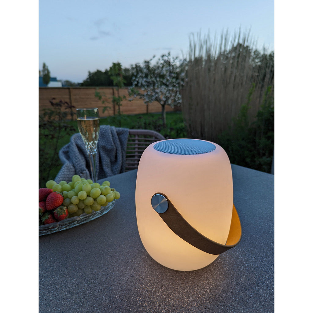 Lampe Cardiff allumée lumière chaude table terrasse nuit ambiance soirée champagne jardin