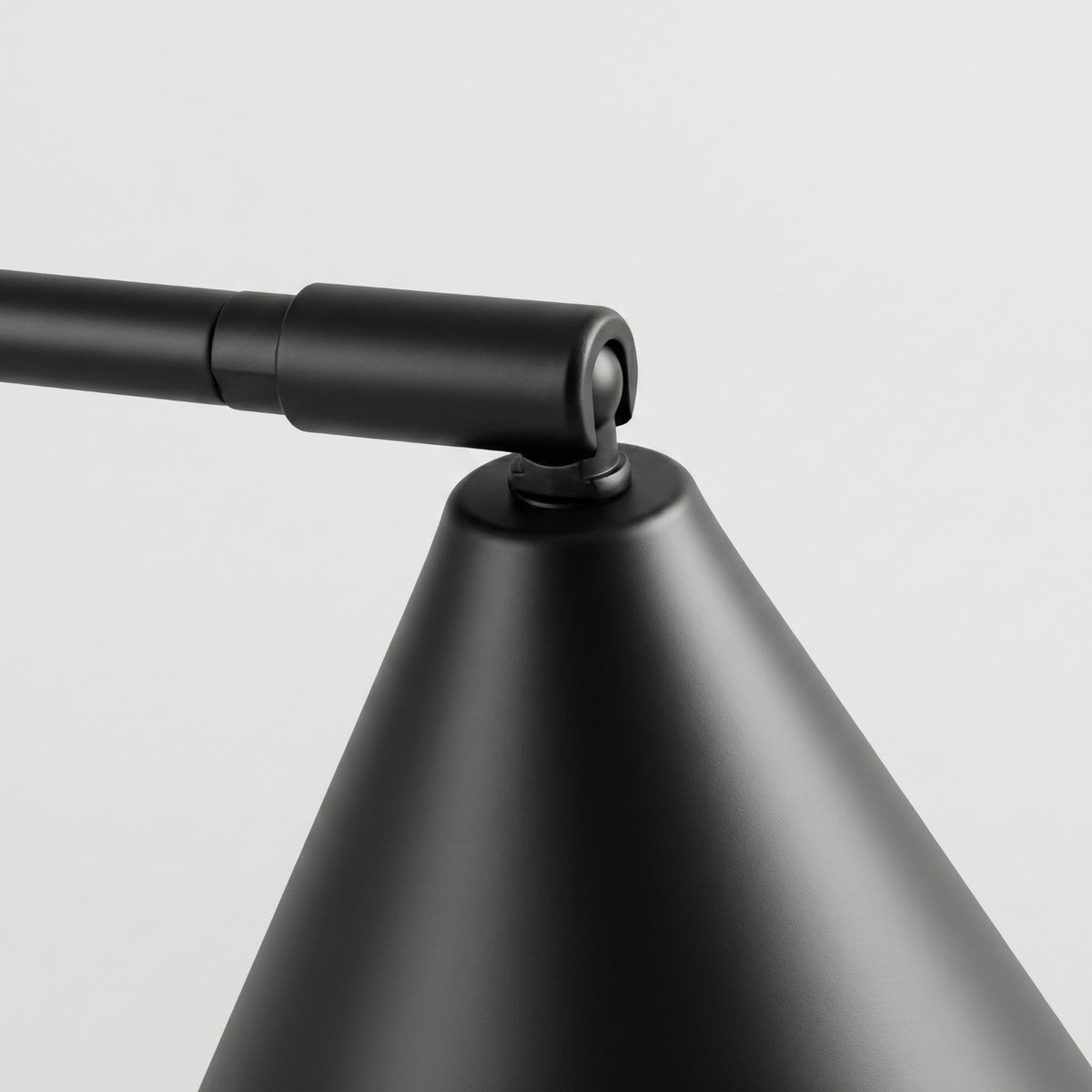 Détail de l'articulation entre le bras et le cône de la lampe Nox laque noire