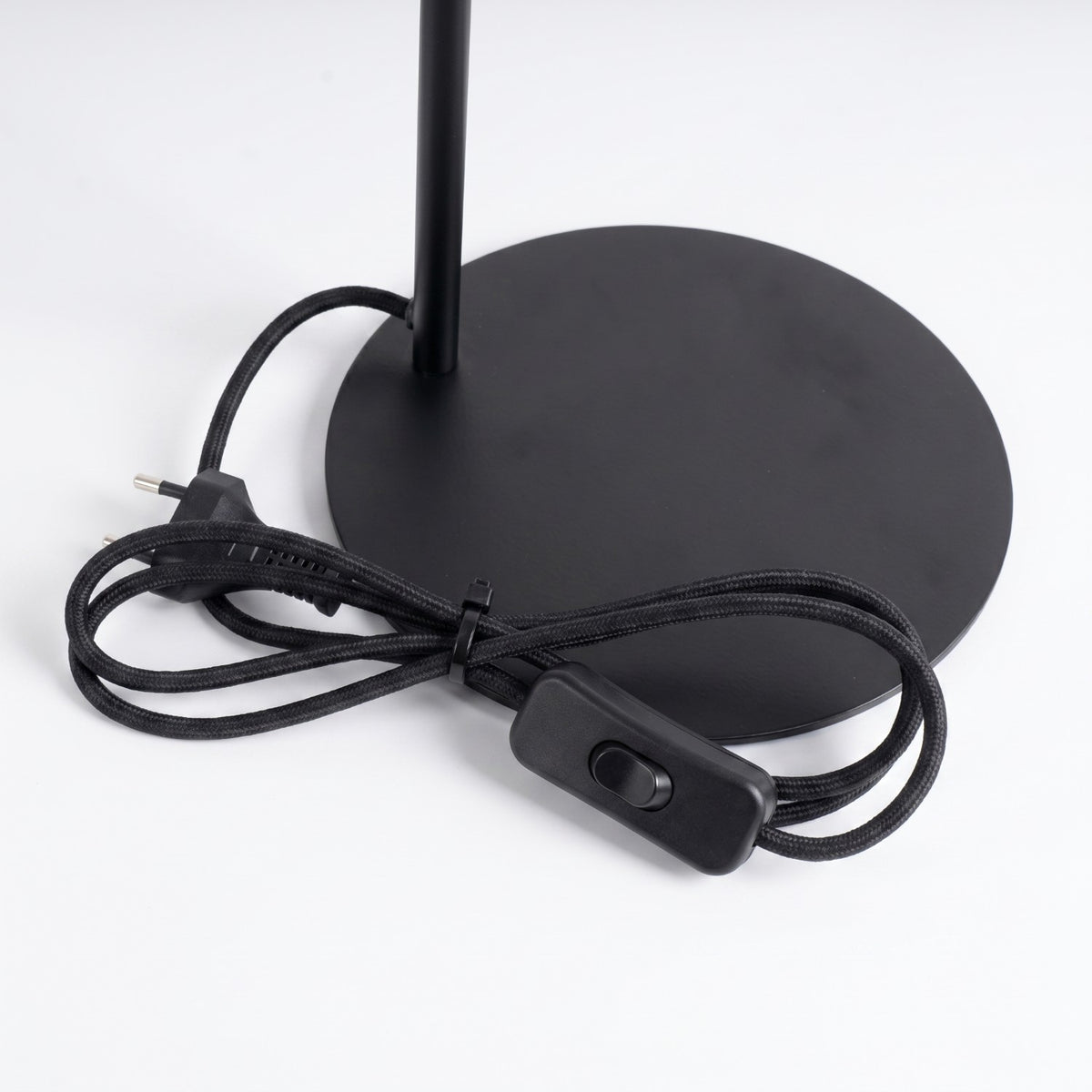 Base ronde de la lampe Nox laque noire avec cordon tressé interrupteur et fiche secteur