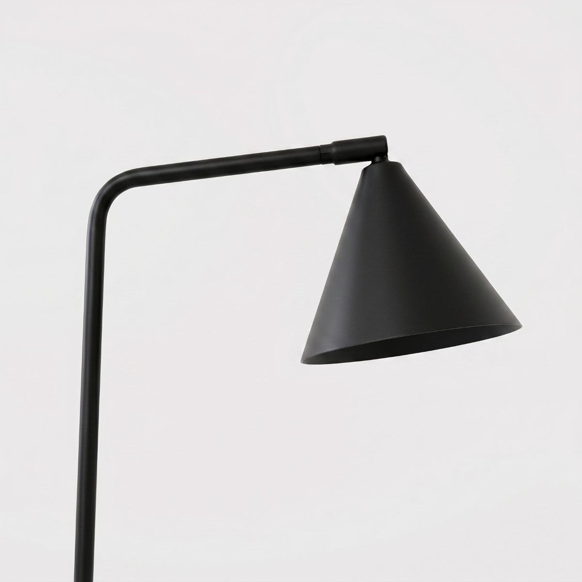 Bras horizontal et cône de la lampe Nox laque noire vus de côté