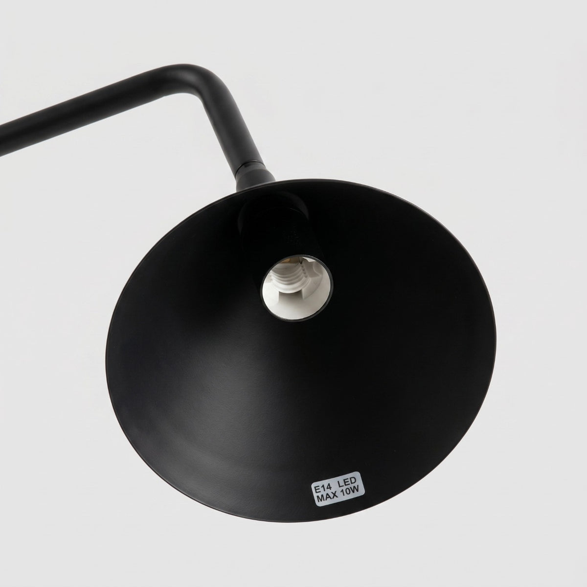 Intérieur du cône de la lampe Nox laque noire avec douille E14 et étiquette LED 10 W maximum