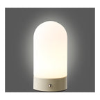 Lampe Ashford allumée à pleine intensité lumière chaude à travers la capsule striée