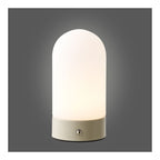 Lampe Ashford allumée en lumière tamisée sur fond gris
