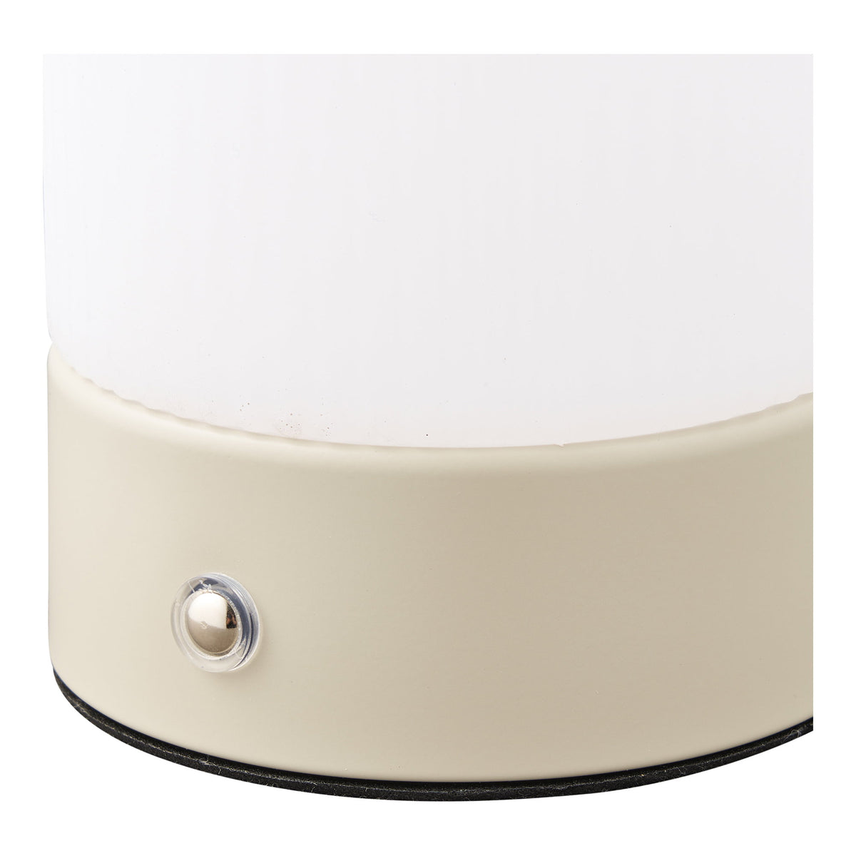 Détail du bouton-poussoir chromé sur le socle beige mat de la lampe Ashford