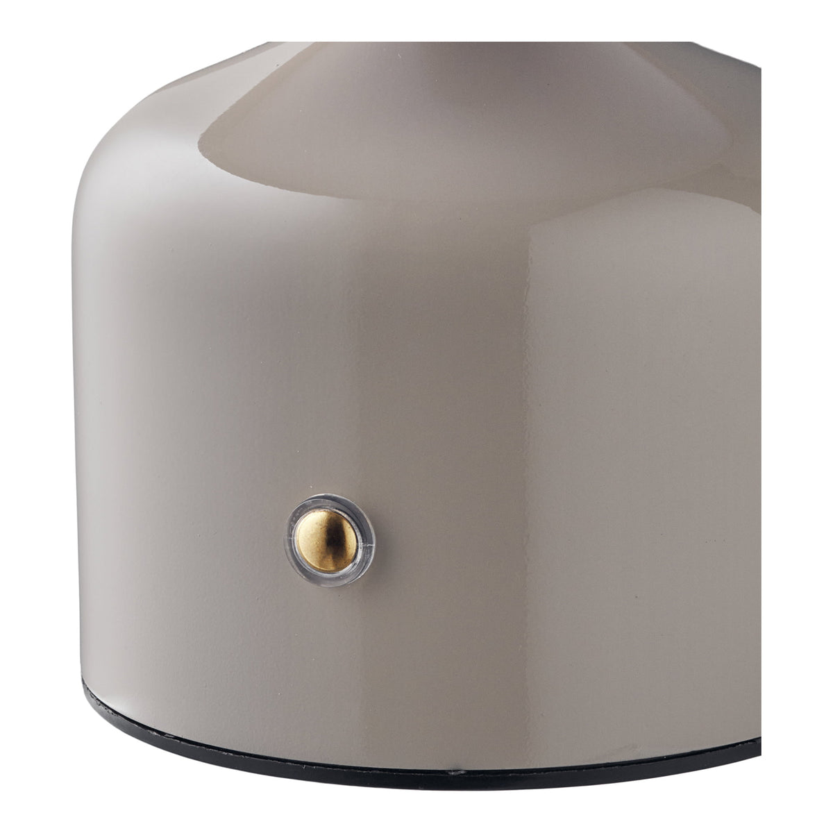 Gros plan sur le bouton tactile doré du pied de la lampe Aulla grise