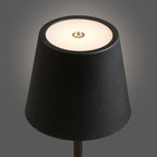 Abat-jour de la lampe Bradford noire allumée en lumière chaude