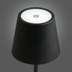 Abat-jour de la lampe Bradford noire allumée en lumière blanche froide