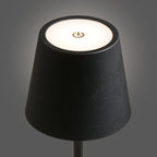 Abat-jour de la lampe Bradford noire allumée en lumière neutre