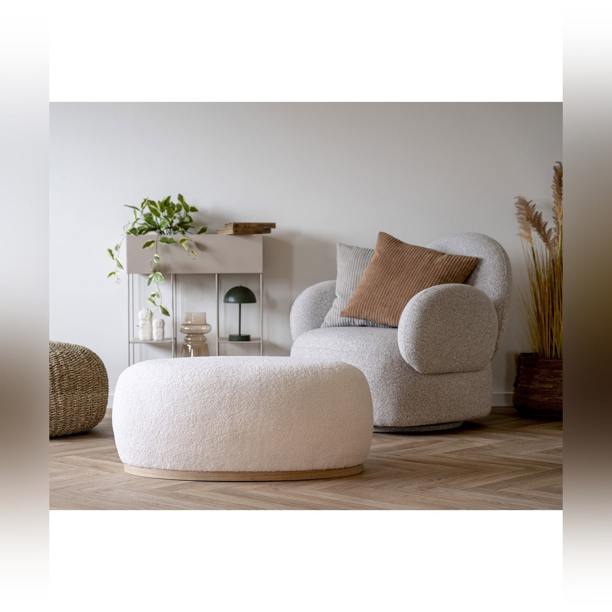 Lampe rechargeable Holt verte dans un salon cosy sur une étagère près d'un fauteuil bouclette