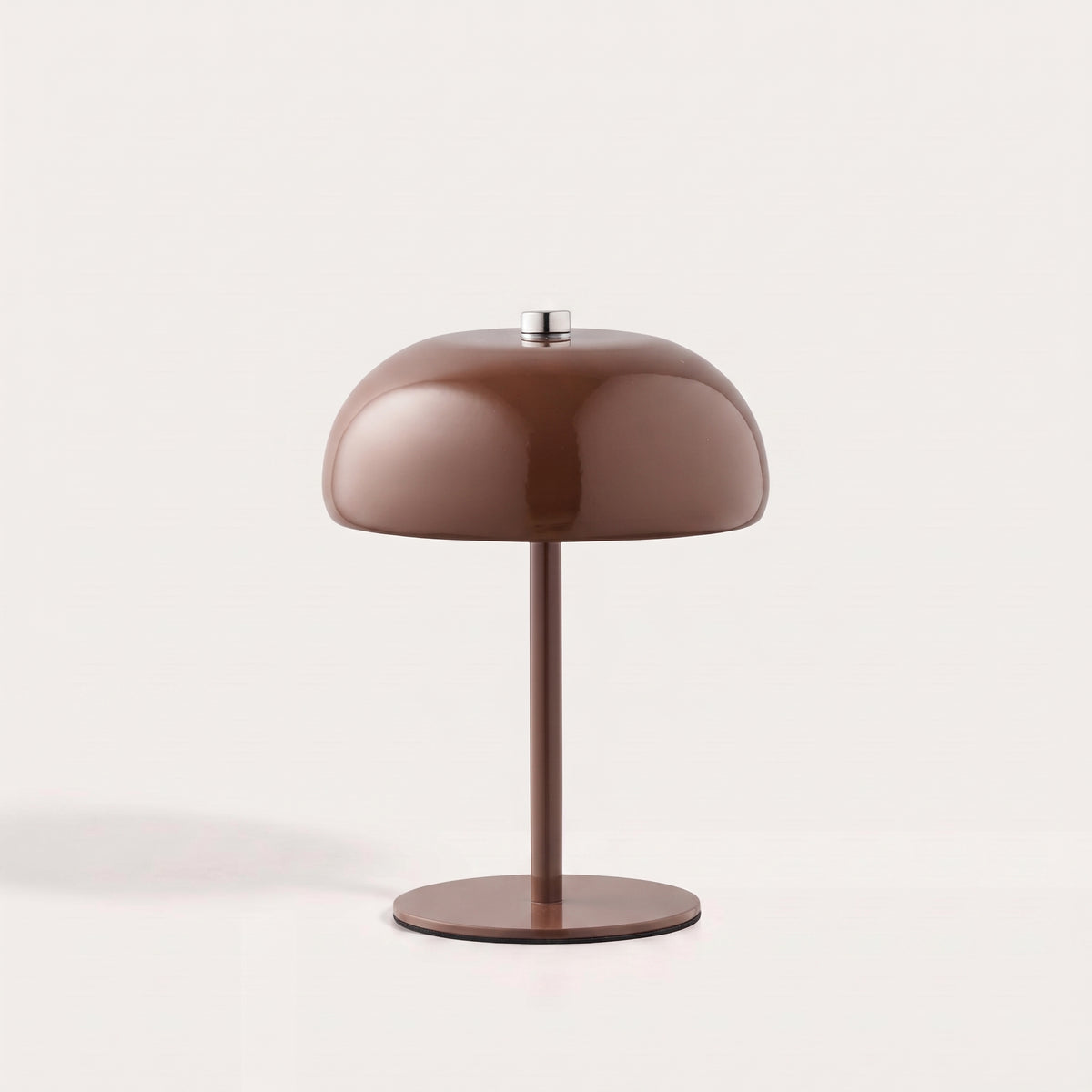Lampe de table rechargeable Margate Laque brun rosé, dôme champignon en métal, vue de face