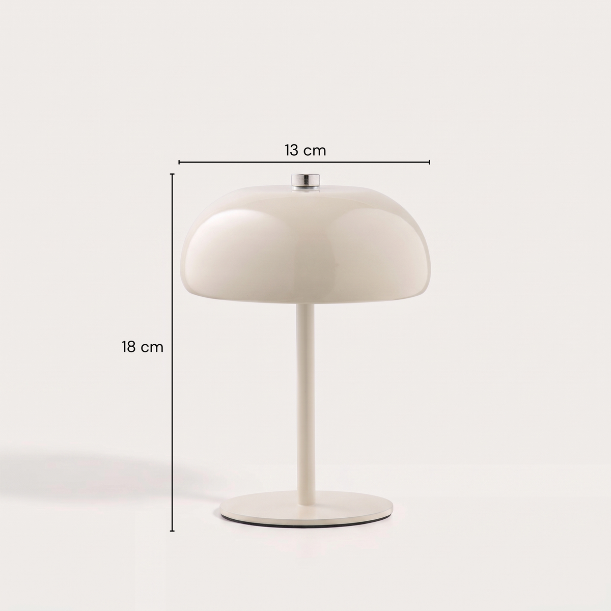 Dimensions de la lampe Margate Laque grège : 18 cm de haut, 13 cm de diamètre du dôme