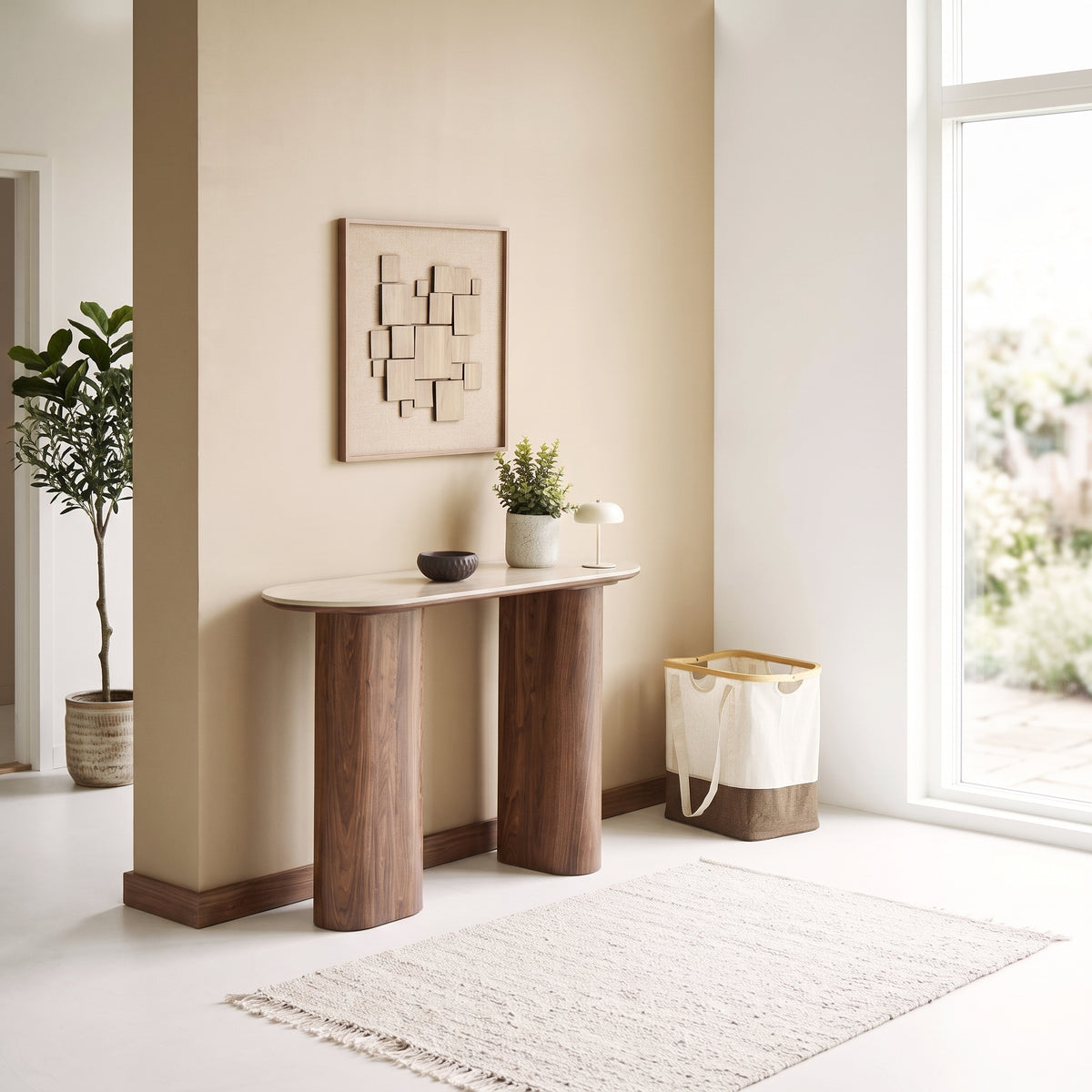 Lampe Margate Laque grège sur une console en bois dans une entrée, sous un tableau en relief