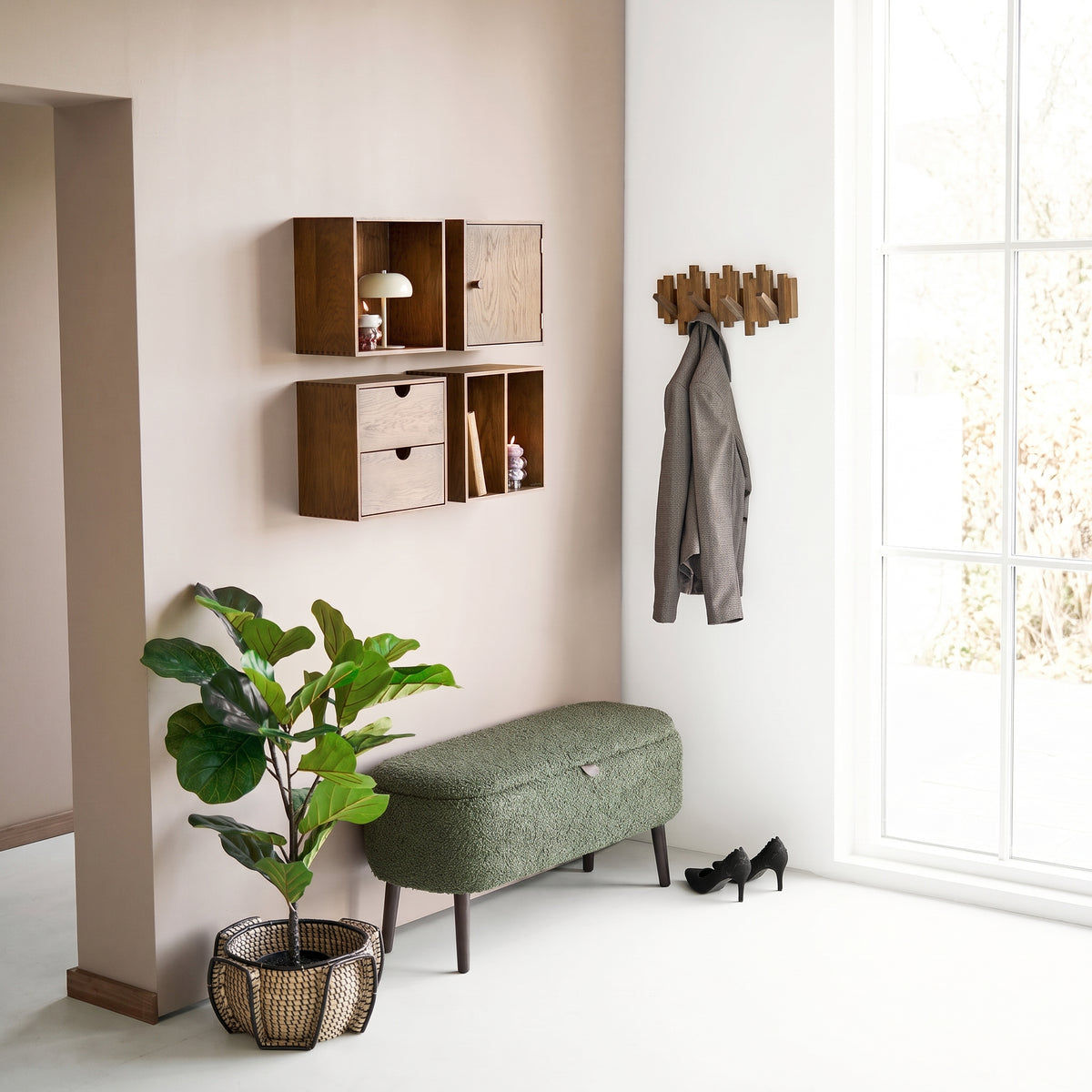 Lampe Margate Laque grège dans un cube mural en bois, au-dessus d'un banc coffre vert