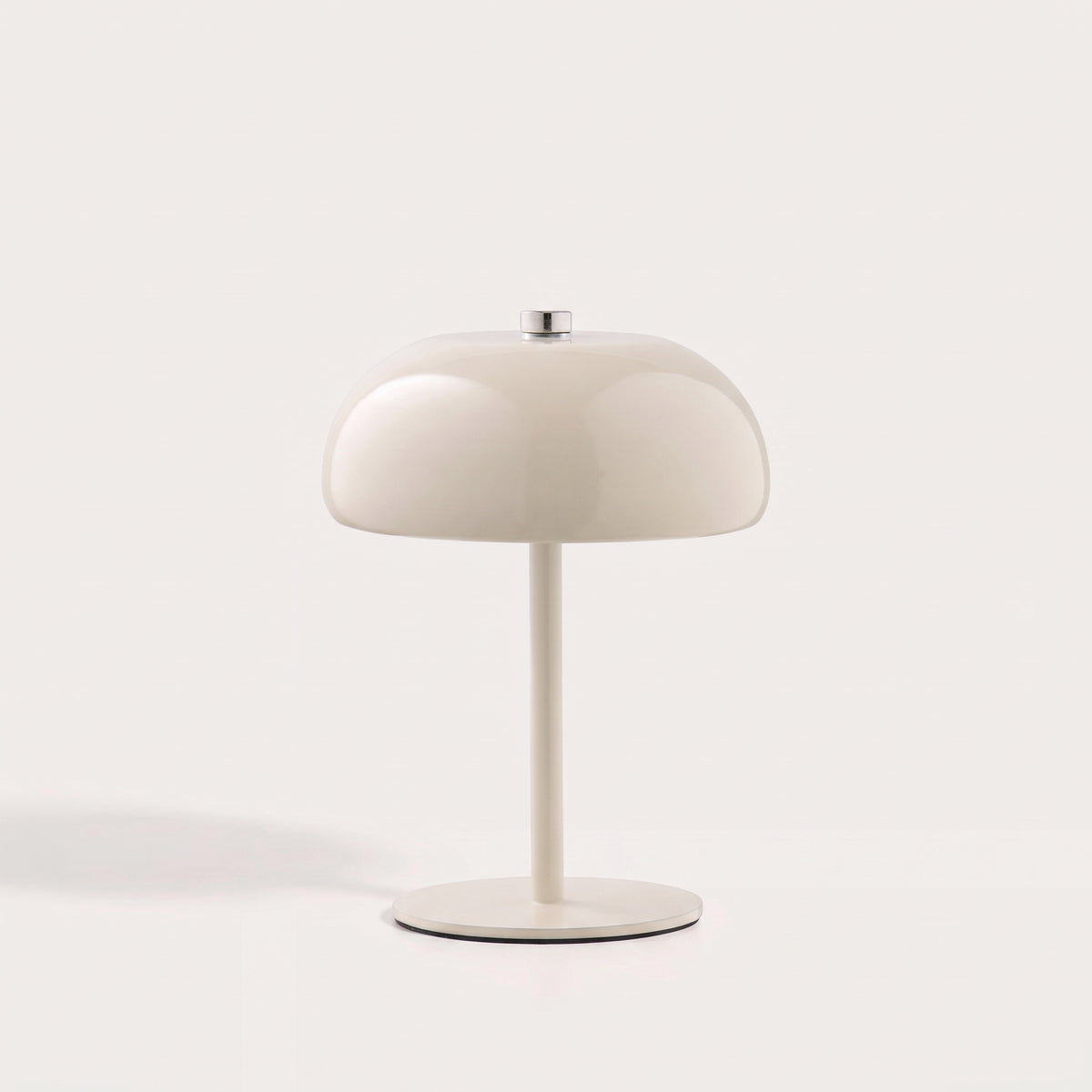 Lampe de table rechargeable Margate Laque grège, dôme champignon en métal, vue de face