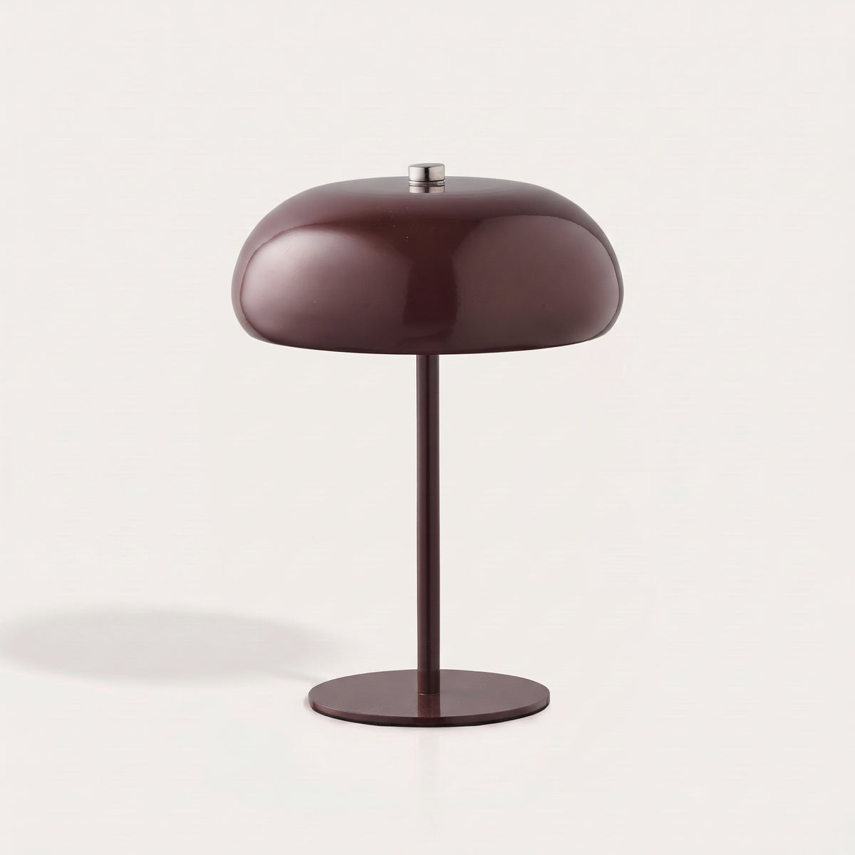 Lampe de table rechargeable Margate Laque bordeaux, dôme laqué brillant sur pied fin, vue de face sur fond clair