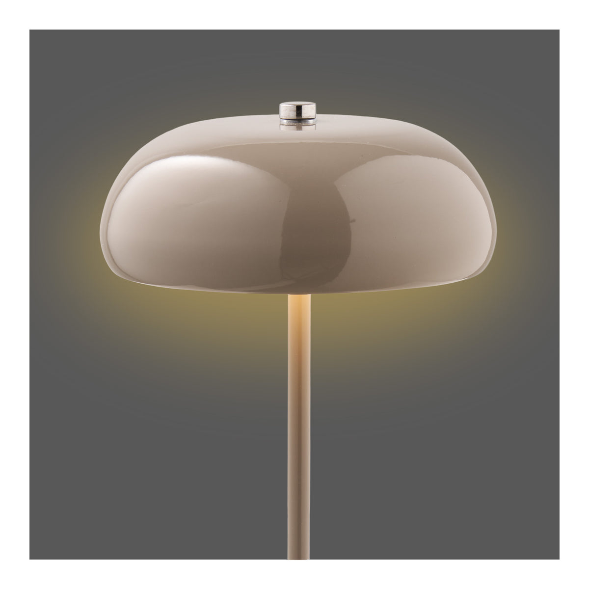 Lampe Margate Laque taupe allumée en lumière blanc chaud