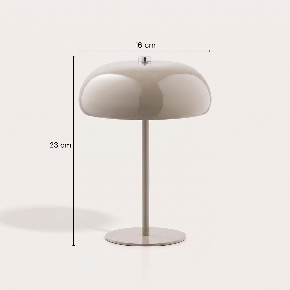 Dimensions de la lampe Margate Laque taupe : 23 cm de haut, 16 cm de diamètre du dôme