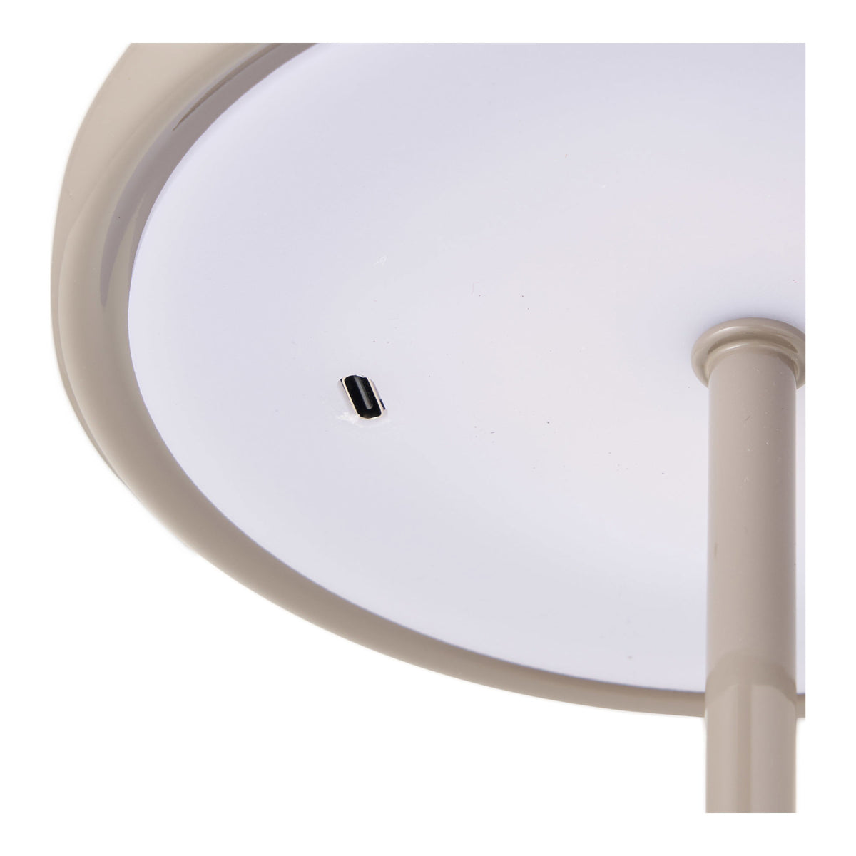 Port de recharge USB-C sous le dôme de la lampe Margate Laque taupe