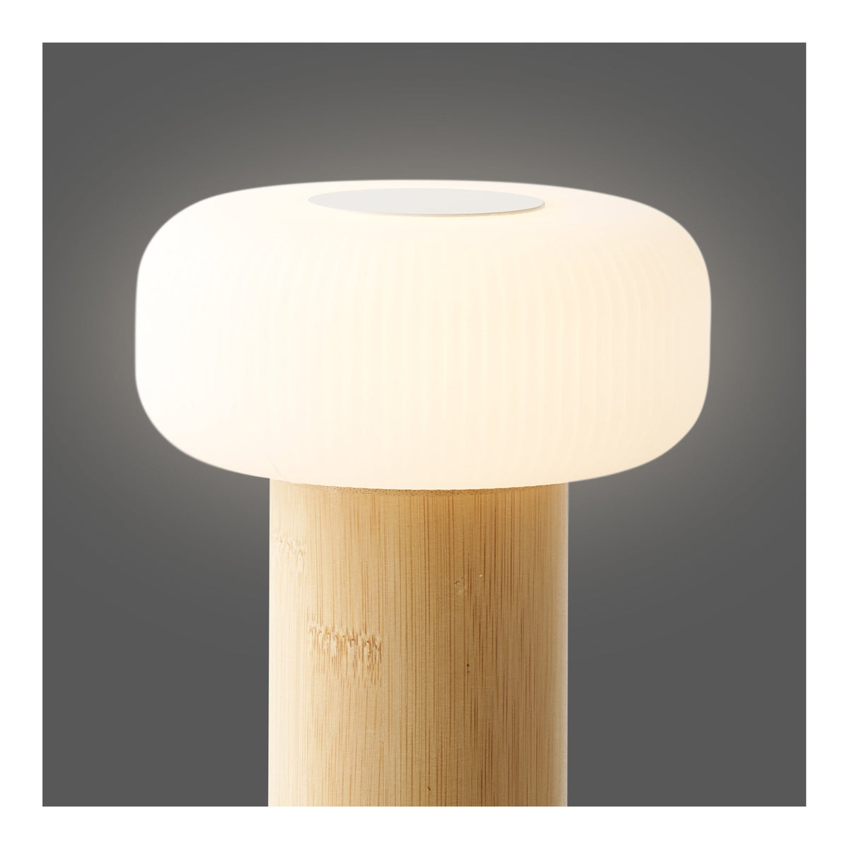 Lampe Stafford allumée à faible intensité sur fond gris
