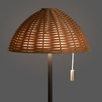 Lampe Wigan allumée lumière chaude et cordon à tirette sur fond gris