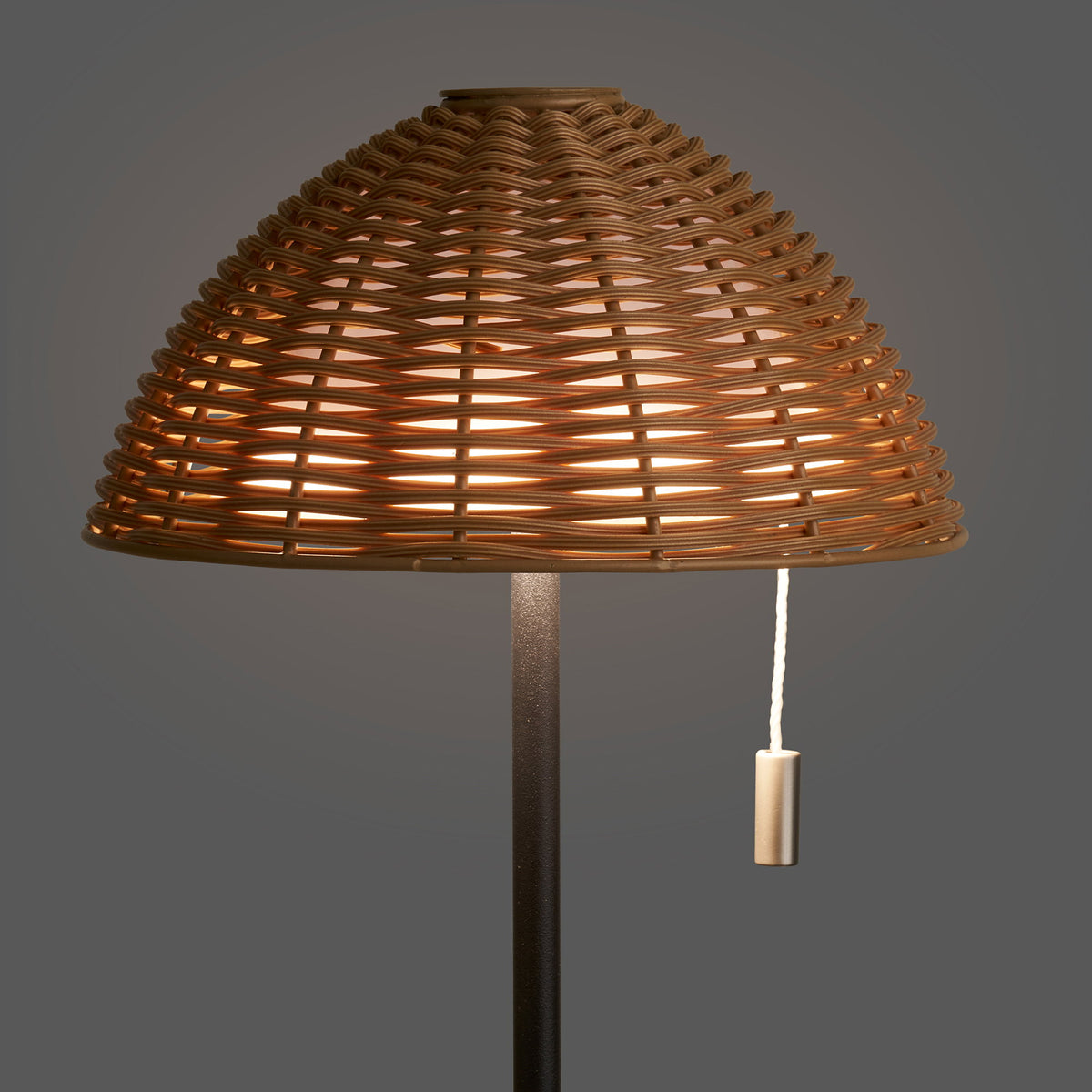 Lampe Wigan allumée lumière chaude et cordon à tirette sur fond gris