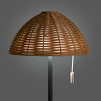 Lampe Wigan allumée lumière plus claire à travers le tressage sur fond gris