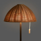 Lampe Wigan allumée lumière dorée à travers le tressage sur fond gris
