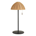 Lampe de table rechargeable Wigan dôme en résine tressée naturelle pied et socle en métal noir sur fond blanc