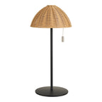Lampe de table rechargeable Wigan dôme en résine tressée naturelle pied et socle en métal noir sur fond blanc