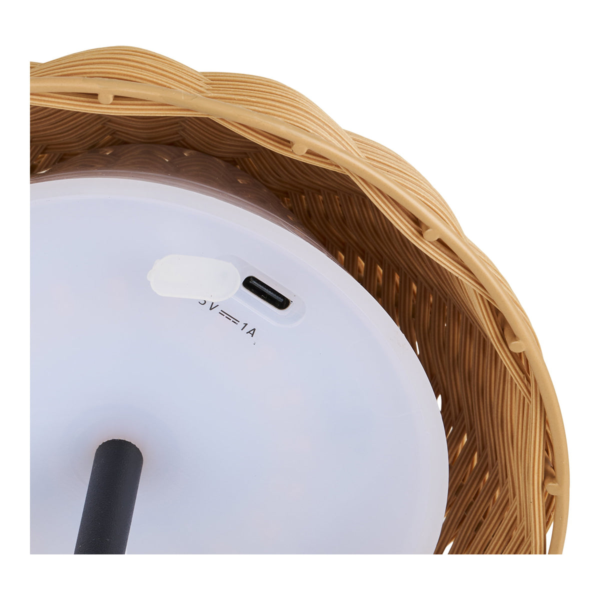 Port de recharge USB-C sous le dôme tressé de la lampe Wigan avec son cache