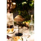 Lampe Wigan sur une table de terrasse au petit déjeuner entre verres et carafe