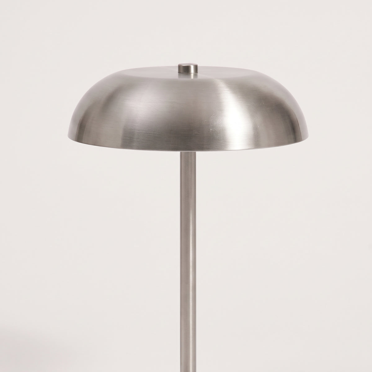 Dôme de la lampe Fenwick en métal brossé argenté, avec le bouton sur le dessus et la tige fine
