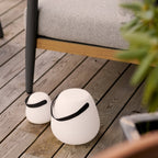 Deux lampes lanternes Derry blanches posées sur terrasse en bois usage extérieur