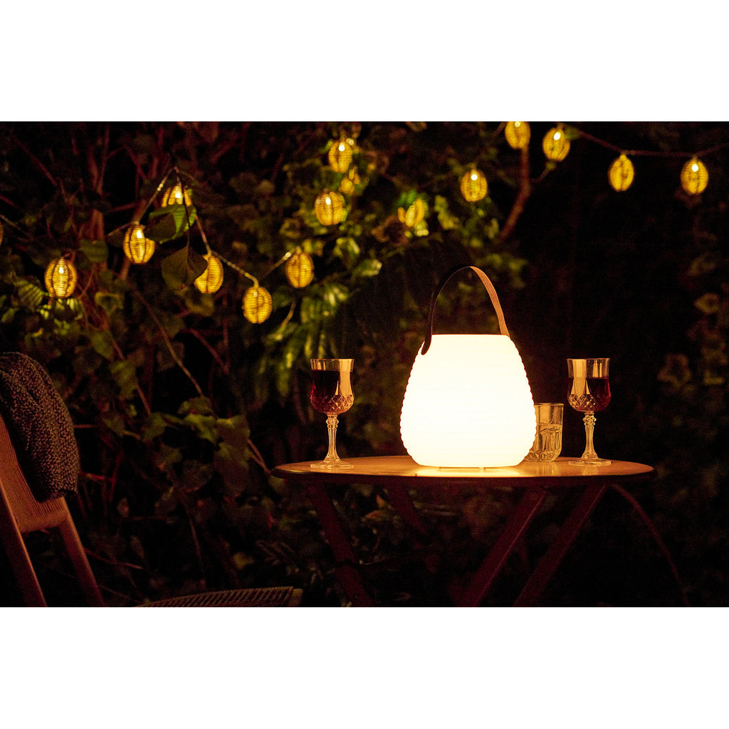 Lampe LED Derry blanche seule sur table bistrot jardin soirée guirlandes