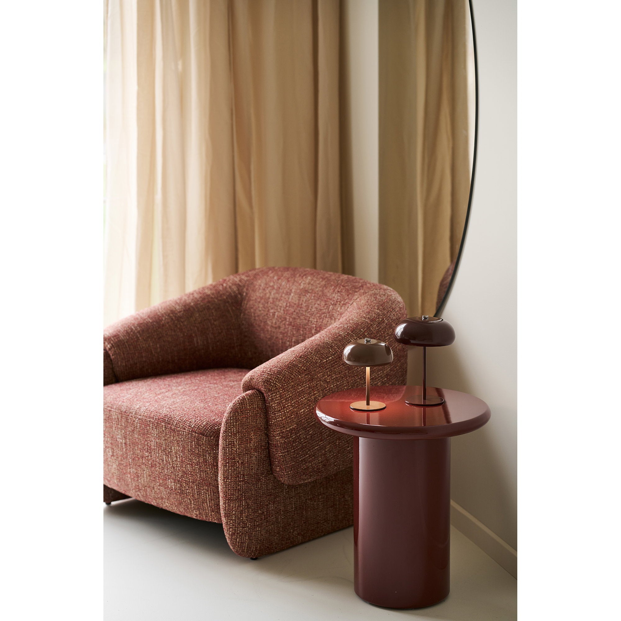 Lampe rechargeable Margate marron sur guéridon salon fauteuil tissu bordeaux