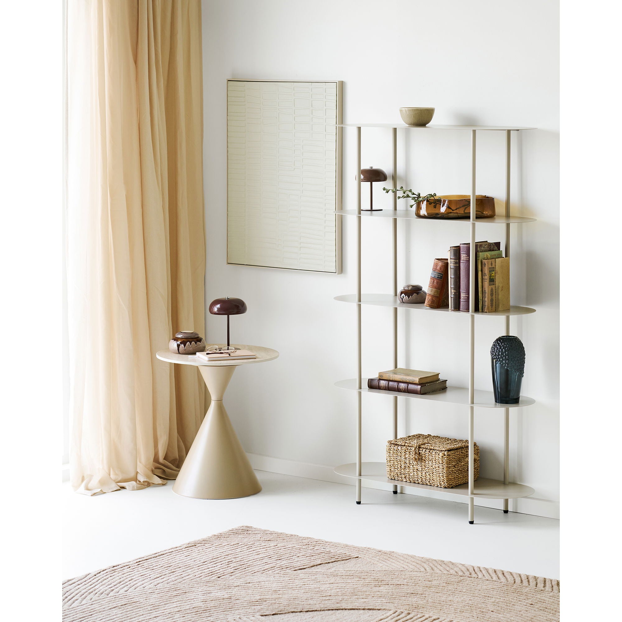 Lampe Margate marron sur table d'appoint intérieur scandinave étagère blanche