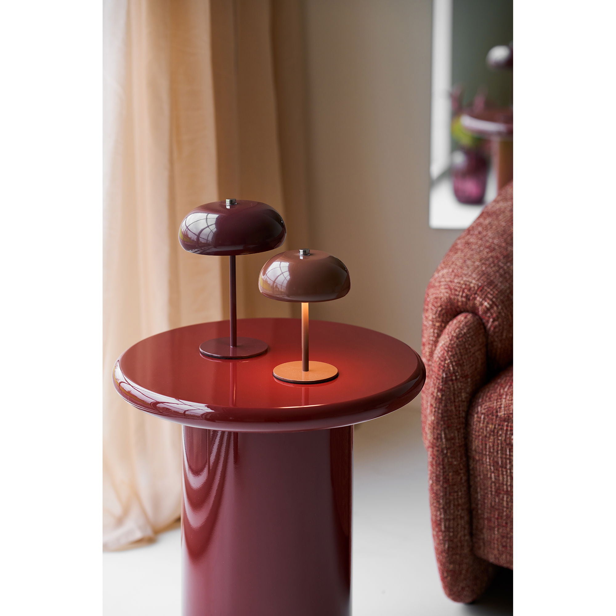 Lampes de table Margate marron et bordeaux posées sur guéridon rouge salon design