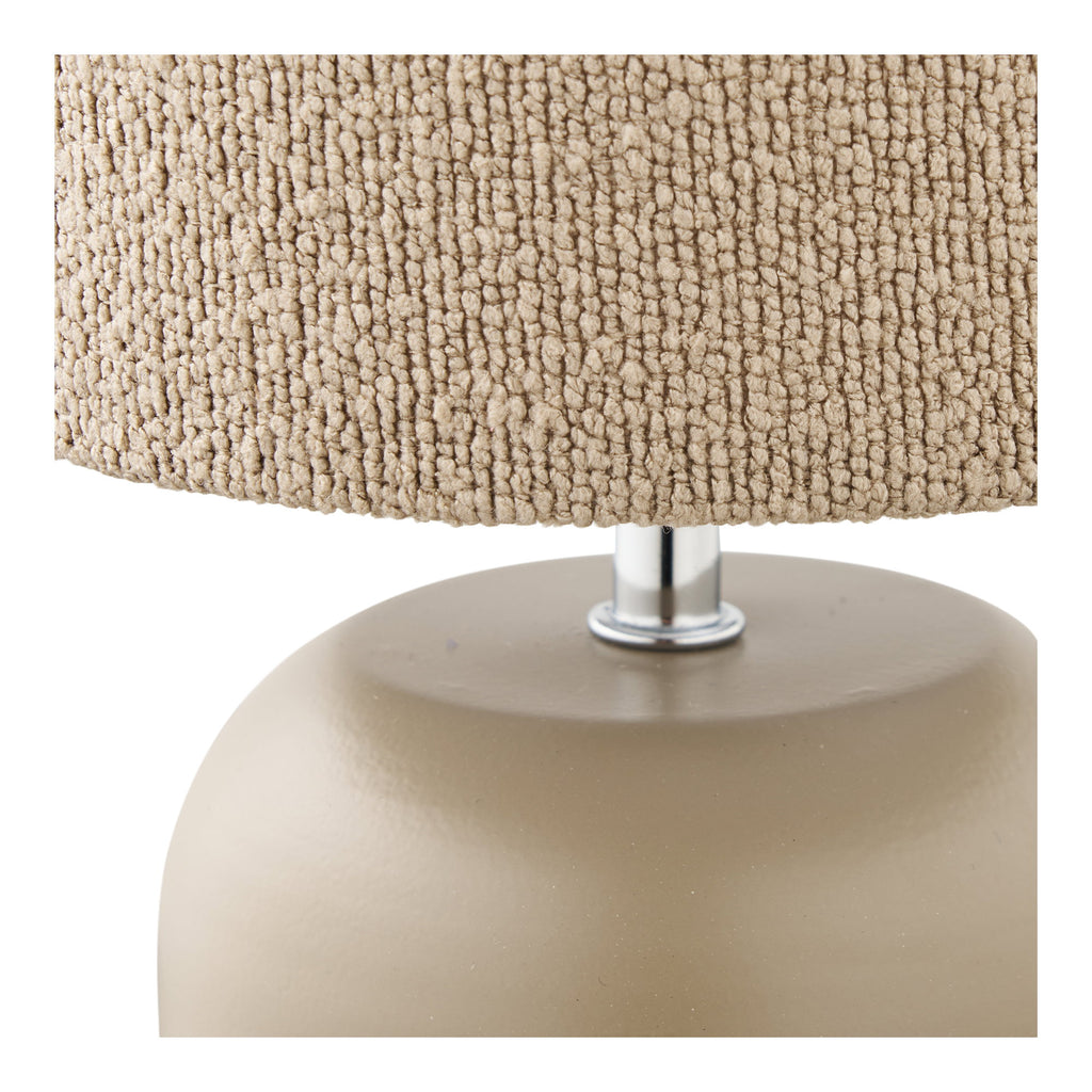 Détail texture bouclette abat-jour lampe Morley beige gris taupe